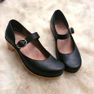 Adorable Dansko Mary Jane clogs